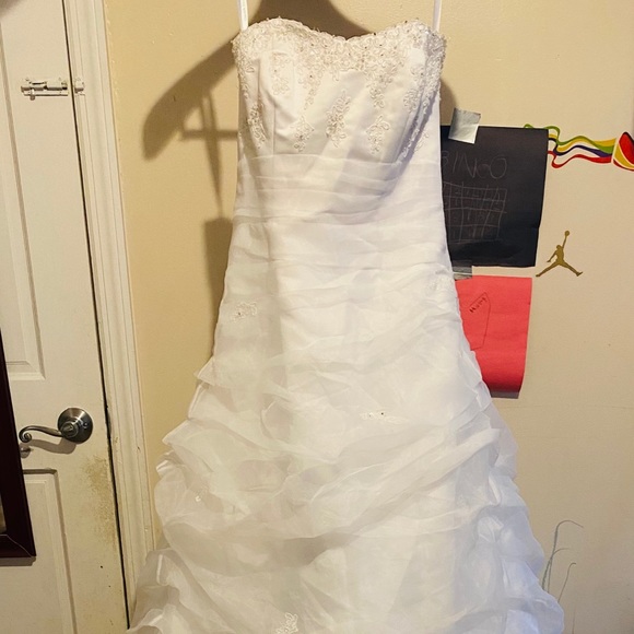 David’s bridal wedding dress - Picture 2 of 3